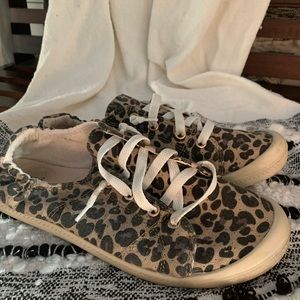 Time and Tru slip on tennis shoes